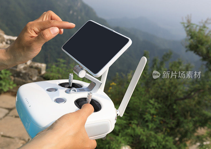 无人机在拍摄中国的长城景观