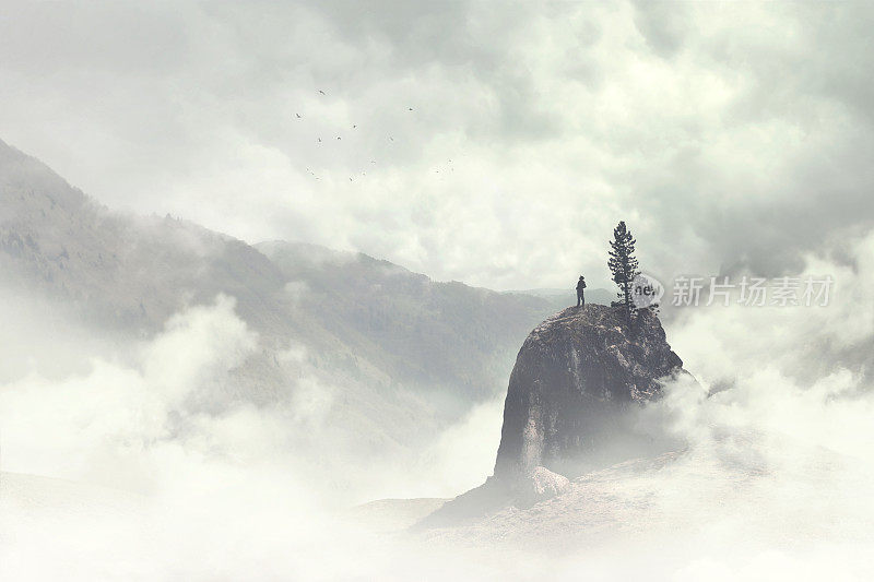 人在雾中登上山顶