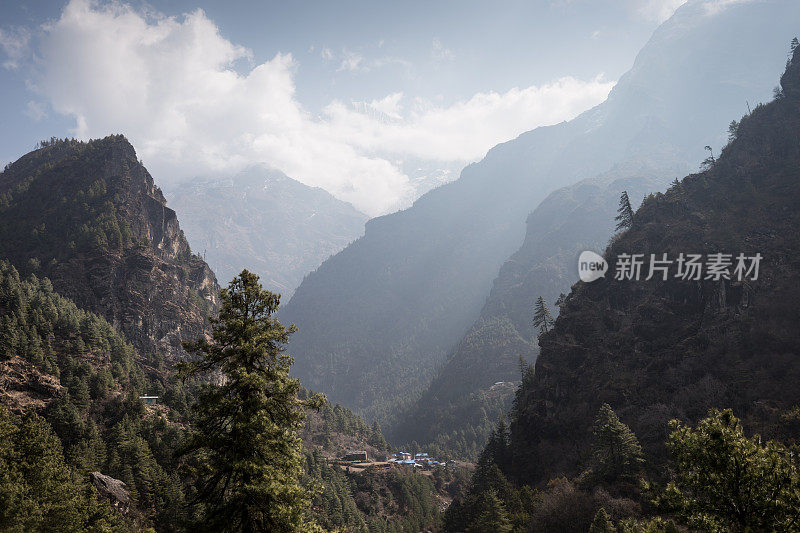 美丽陡峭的山谷有许多山脉和森林，天空阴云密布