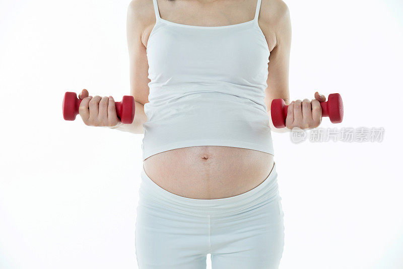 孕妇用哑铃锻炼身体