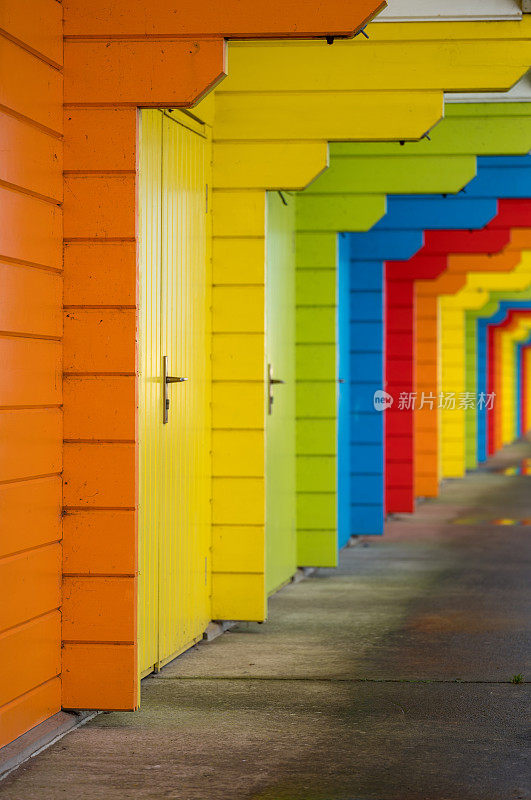 英国东海岸的一排彩色抽象的海滨别墅。