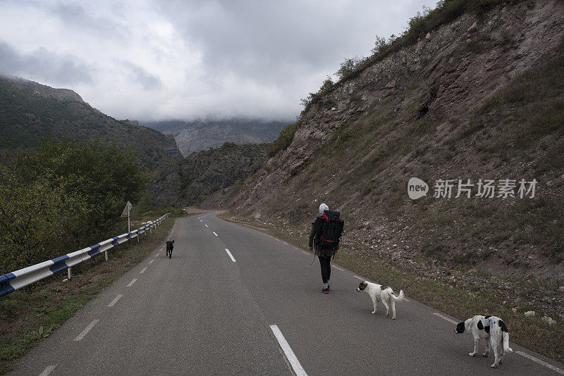 女性背包客在亚美尼亚旅行