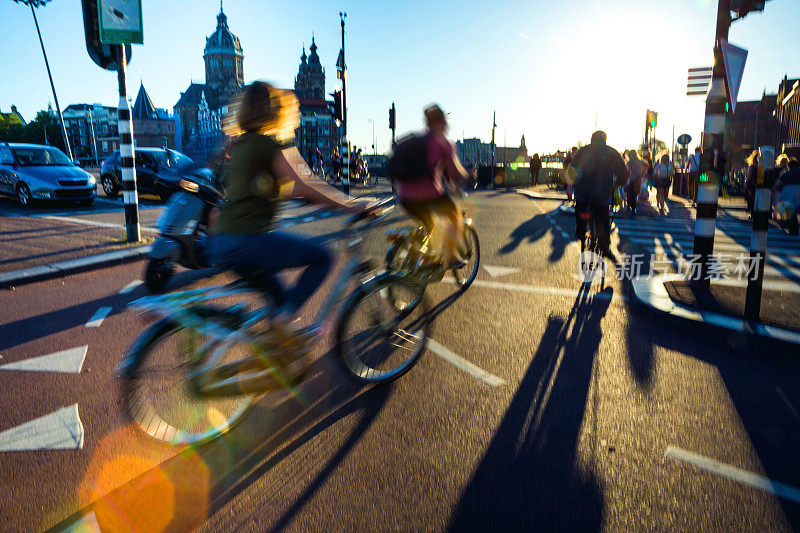 拥挤的城市街头骑自行车的人和行人