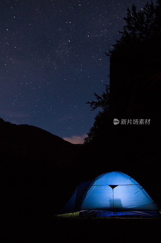 在星空下露营