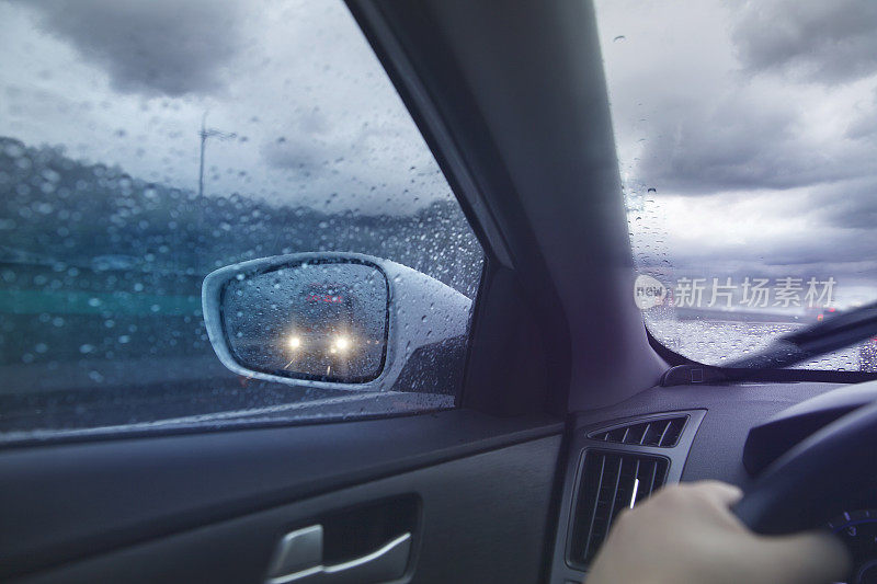 在下雨的公路上安全驾驶