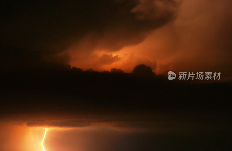 夏夜打雷、闪电、下雨