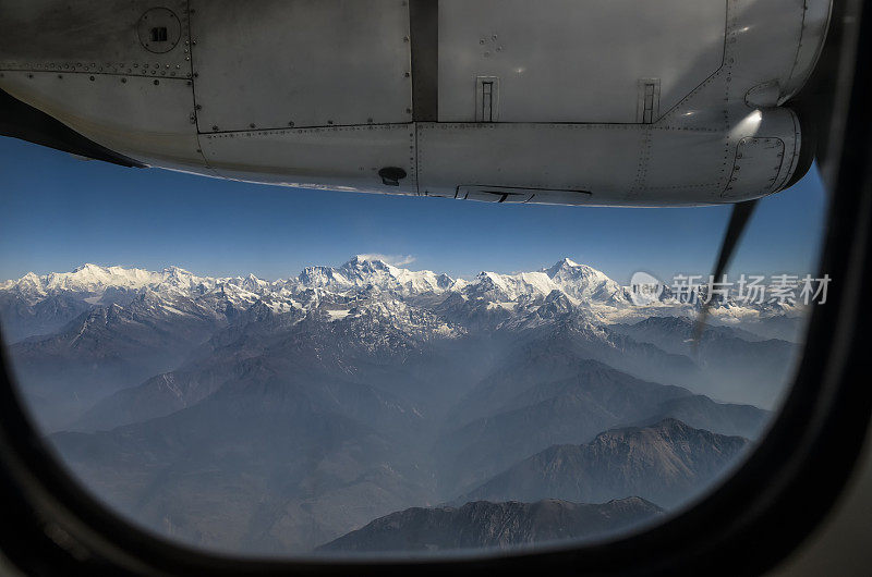 珠穆朗玛峰峰和喜马拉雅珠穆朗玛峰山脉全景透过飞机窗口