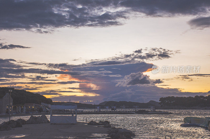 海岸日落在海滩上