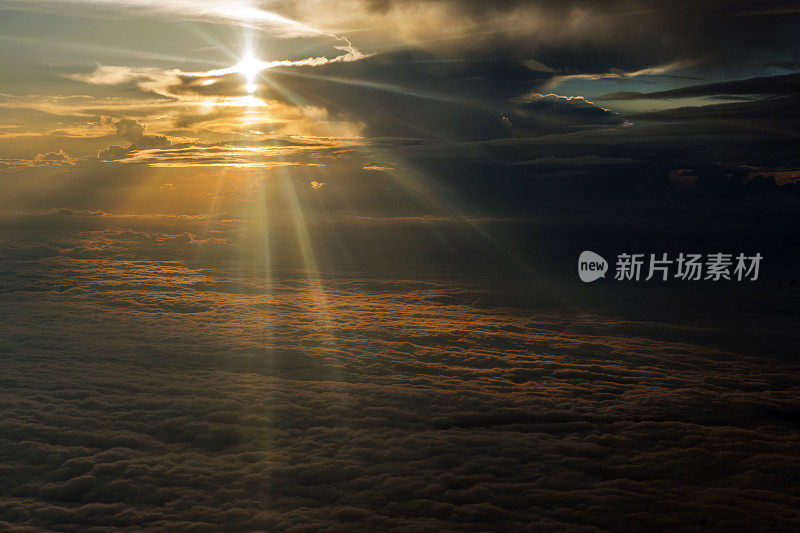 中国，亚洲日落时的云景鸟瞰图