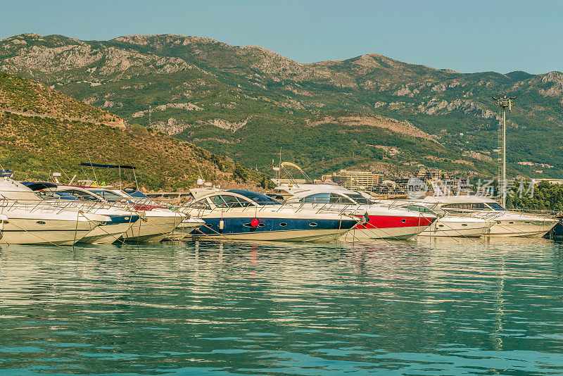 在黑山的布德瓦海岸，可以看到山脉的游艇和船只码头。