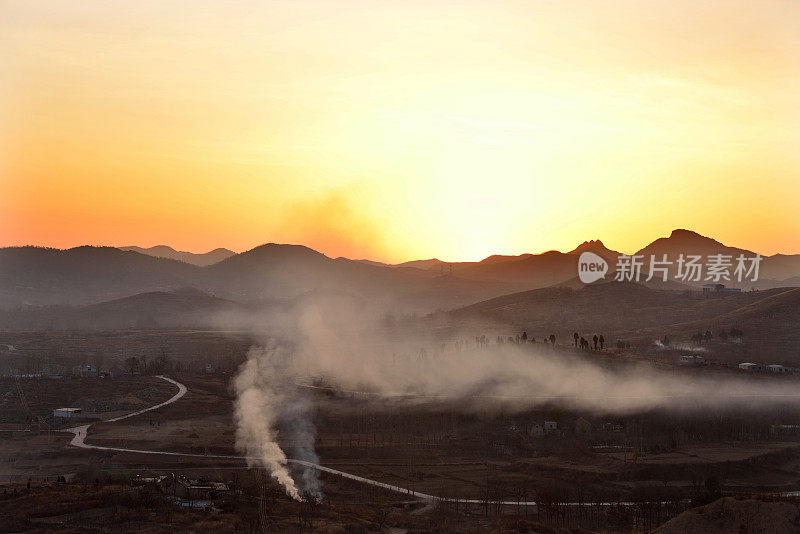 中国农村到处都是厨房烟囱冒出的烟