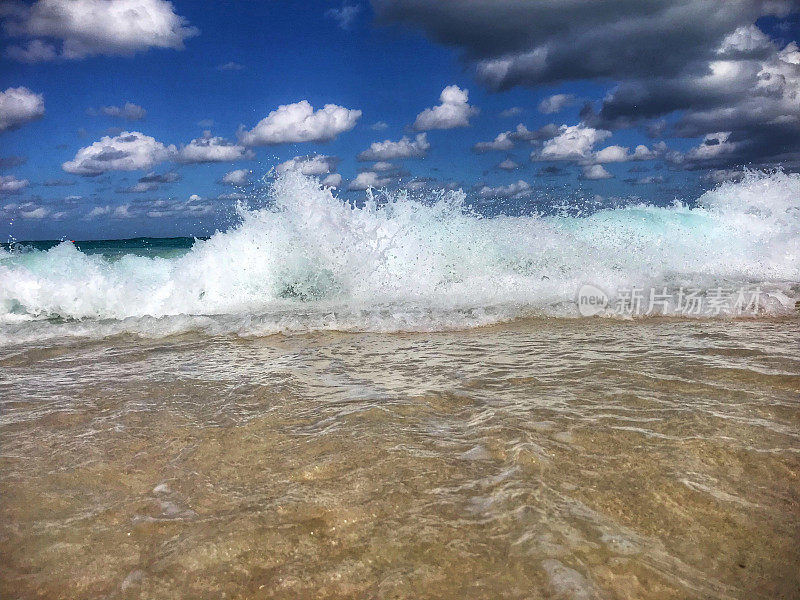 大西洋海浪，就像在天堂岛巴哈马看到的那样。