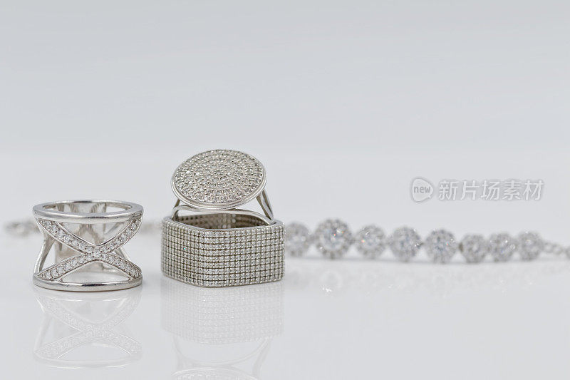 非常漂亮的银链和镶有宝石的银戒指