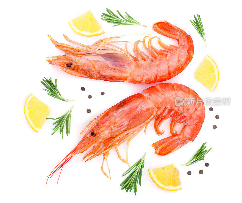 红色煮虾或虾与迷迭香和柠檬孤立在白色背景。前视图。平躺