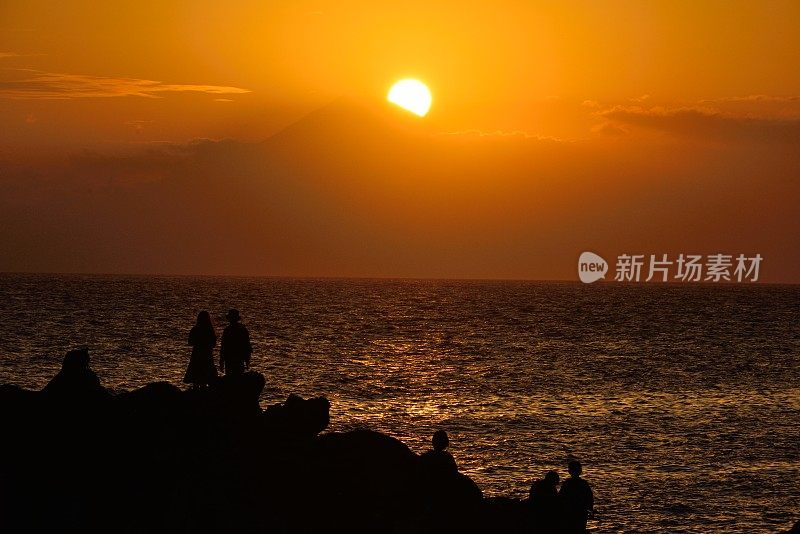 富士山上的日落，从Jogashima，三浦半岛，神奈川县