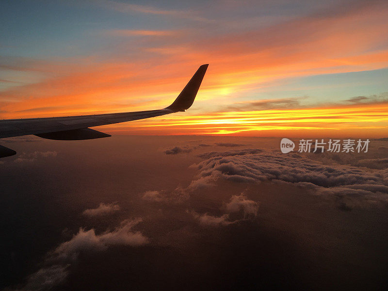 从飞机上看，太平洋上的夕阳