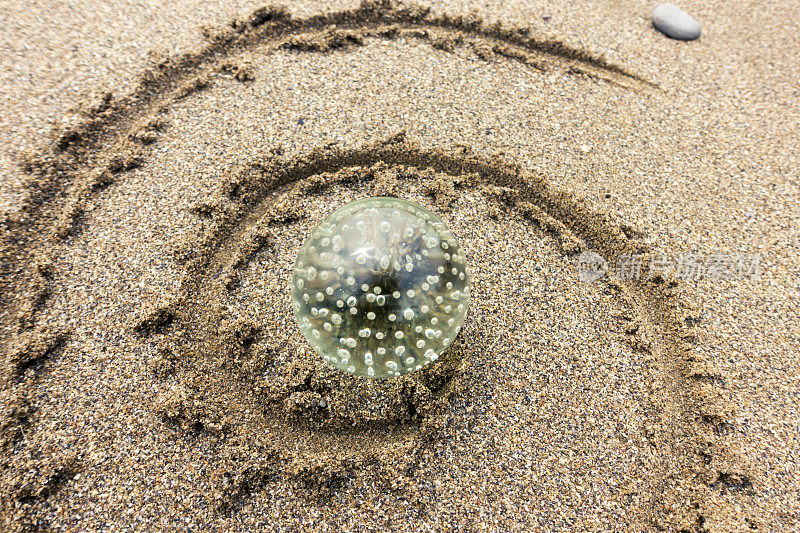 海滩上的水晶球