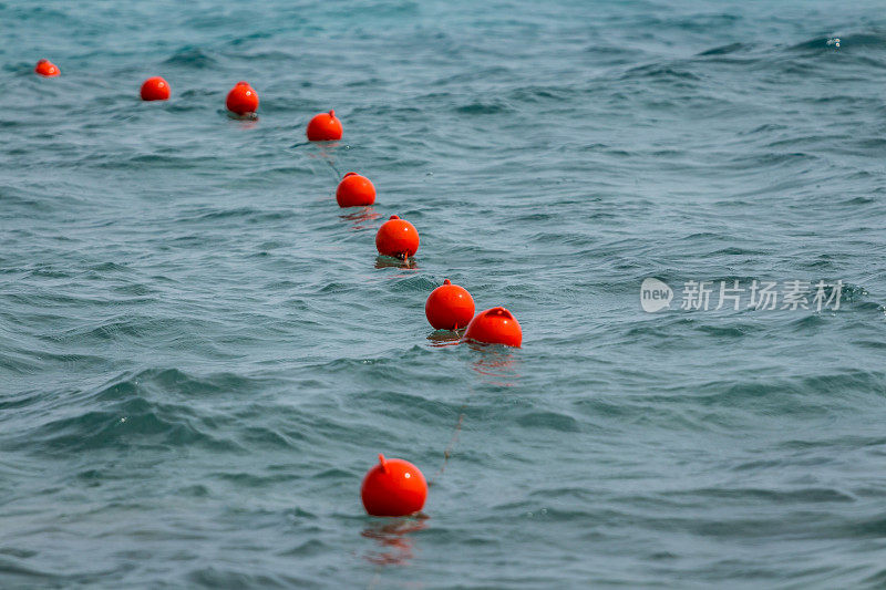 平静水域中的浮标