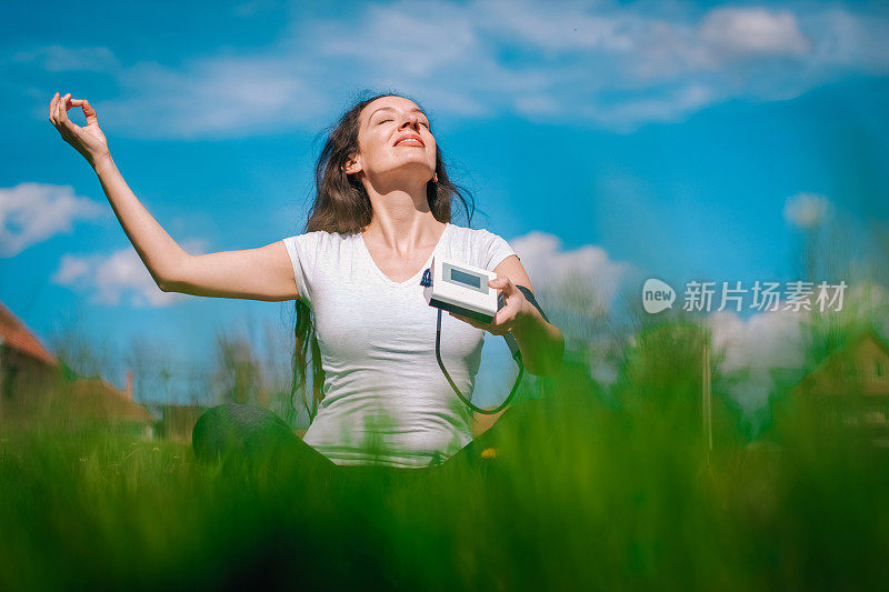 一个正在测量血压的女人