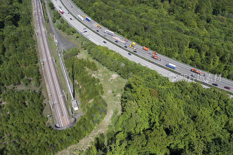 高速公路和铁路上的交通堵塞