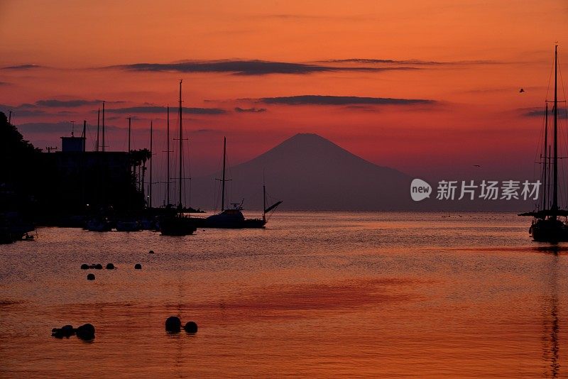 日落后的富士山，摄于三浦半岛的莫若矶湾