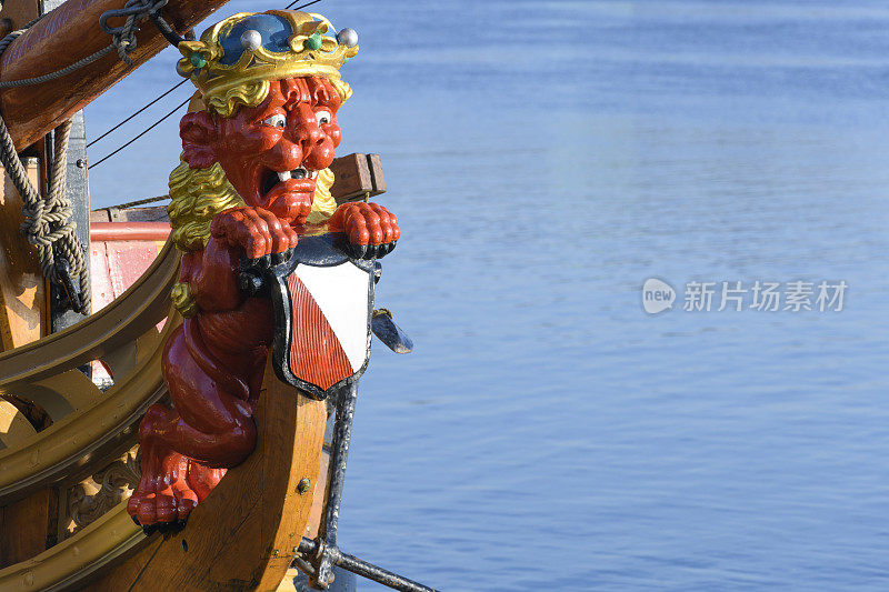 乌得勒支州游艇上的木制狮子雕像