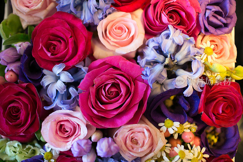 五彩缤纷的彩虹玫瑰在婚礼上