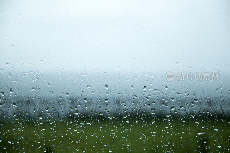 下雨天透过窗户看到海景。