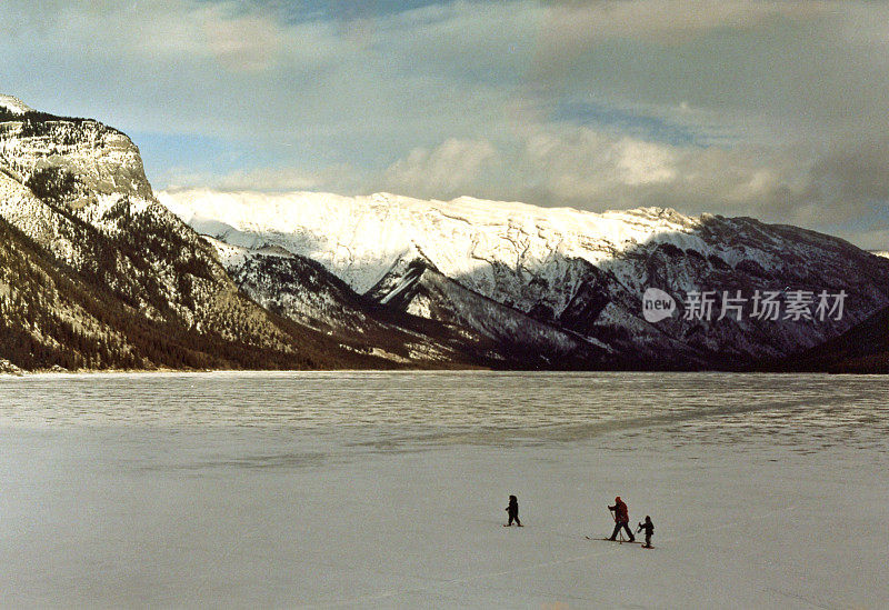 明尼旺卡湖上结满了雪