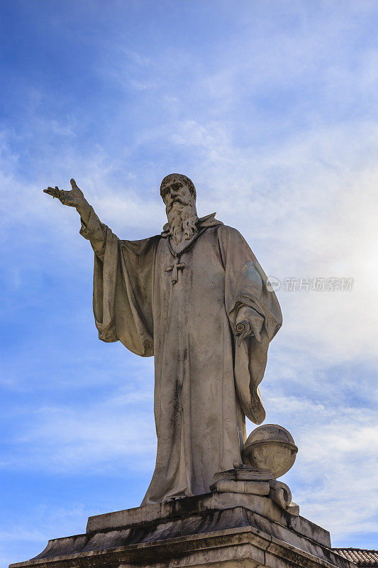 诺尔西亚，努尔西亚的本尼迪克特雕像建于1880年，纪念这位圣人诞辰14世纪(翁布里亚，意大利)