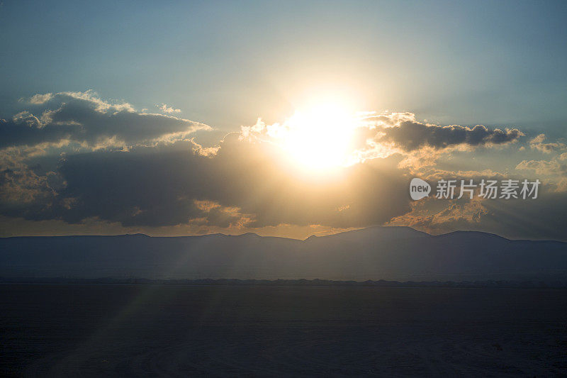 阳光透过云层