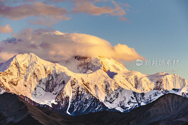 夕阳下的山峰，以月升为背景