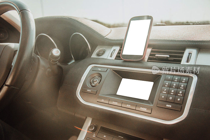 汽车内的空白屏幕和手机