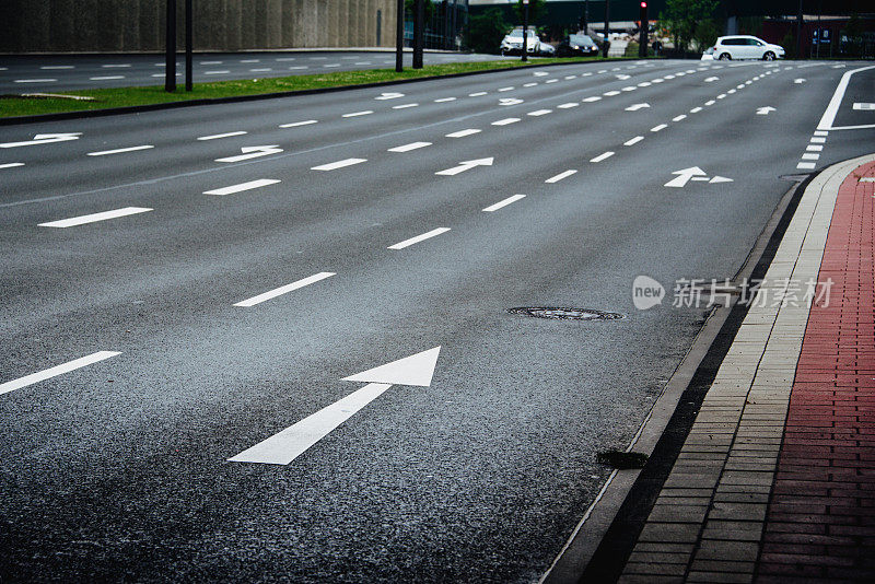 空的街道，不同的方向标志