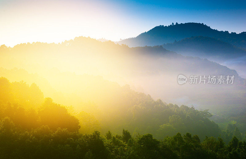 泰国北部的山景，日出和薄雾