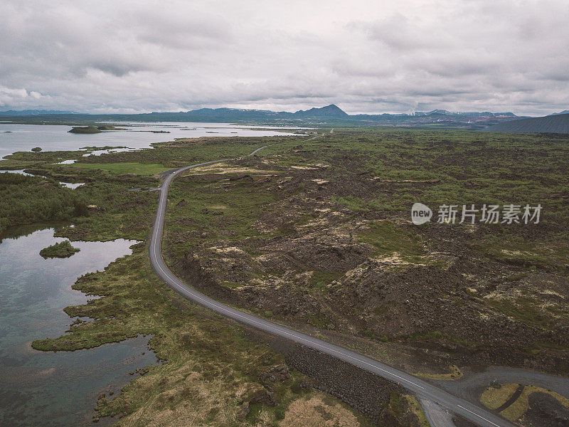 鸟瞰图的Myvatn地区在冰岛，沼泽，湖泊和道路