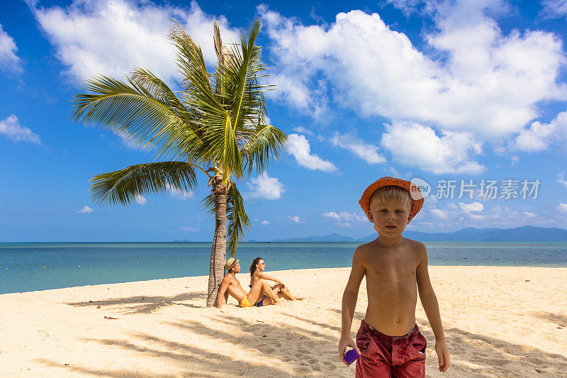 一家人坐在海滩上