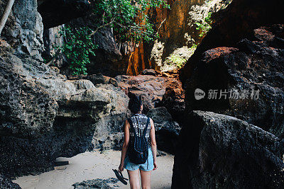 独自旅行的女人探索洞穴附近著名的拉伊海滩在泰国