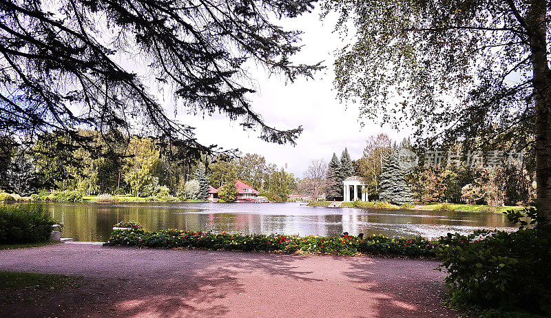 文化休闲公园，绿树成荫，有喷泉和池塘。