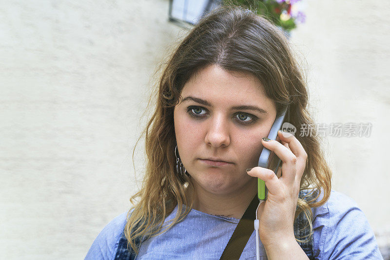 一位年轻女士从她的智能手机上得到了一个坏消息