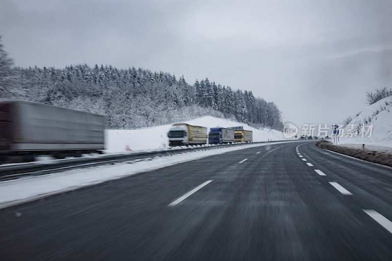 在结冰的公路上行驶的卡车