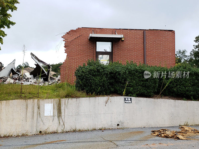 建筑工地-旧学校拆除的砖墙