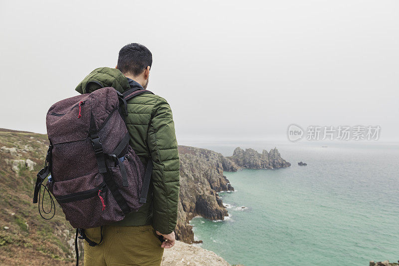 一名男子正沿着宾州范德的康沃尔海岸散步