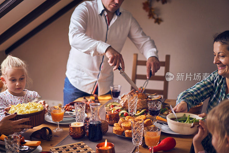 家庭享用传统节日火鸡大餐