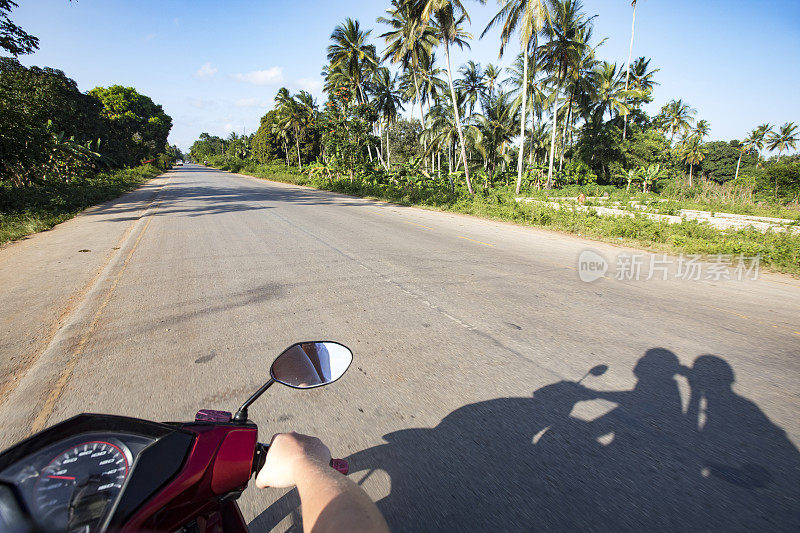 摩托车上的热带岛屿探险
