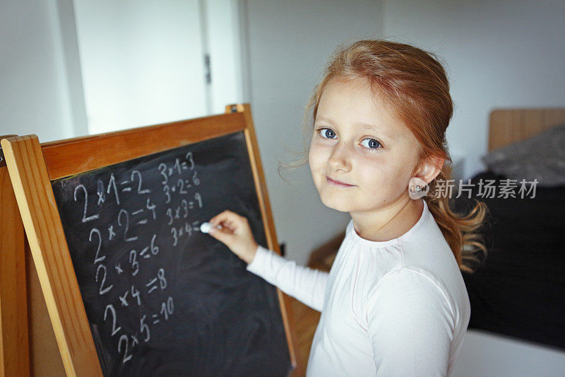 小女孩在黑板上数数