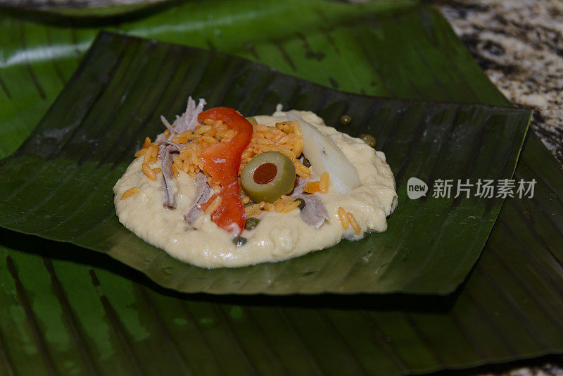 在香蕉叶上准备玉米粉蒸肉