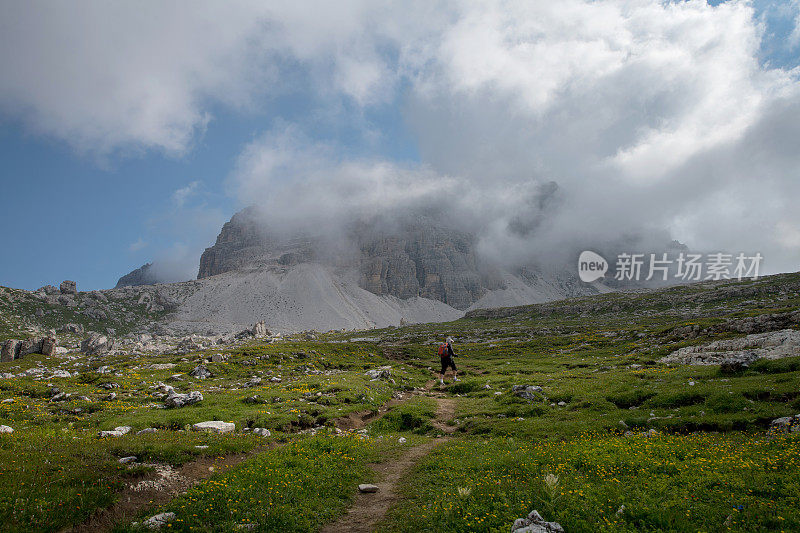 在意大利阿尔卑斯山白云石区的拉瓦雷多广场徒步旅行