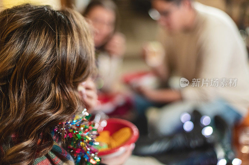 Z一代西班牙裔和混血儿圣诞派对节日季庆祝活动