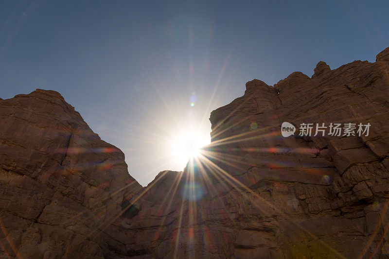 在科切拉山谷棕榈泉附近徒步旅行